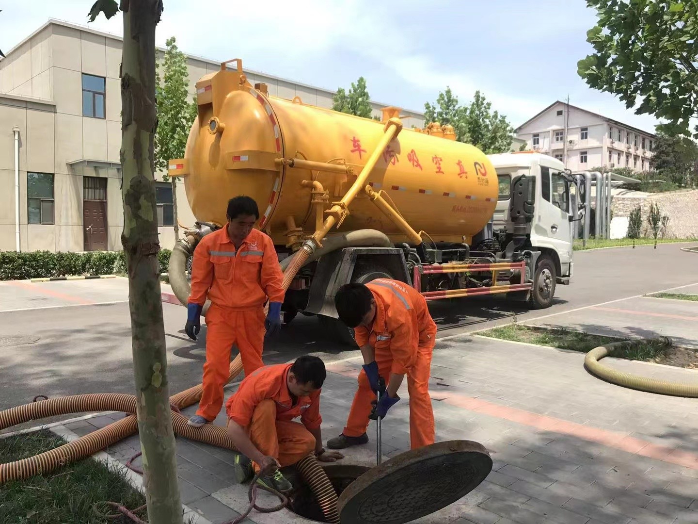 下陆管道疏通车停在窨井附近