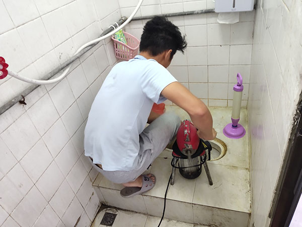 下陆管道堵塞冒臭气 专业师傅现场解决问题
