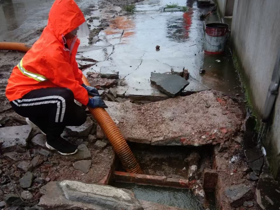 下陆专业清理污水池 炜誉市政以规范流程守护城市 “肠道”